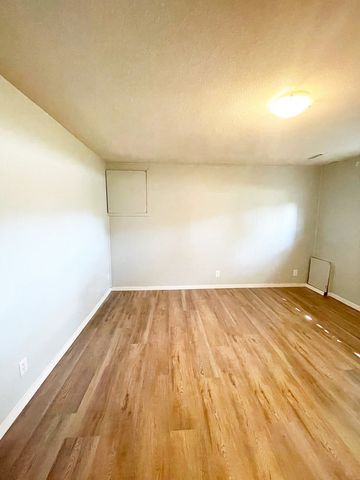 3 Bedroom - Photo 4