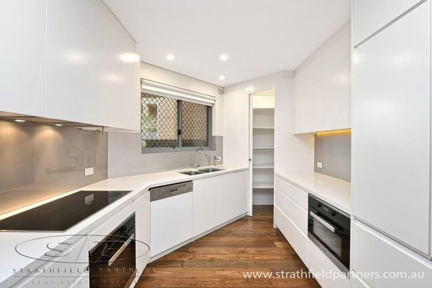 Generously Proportioned Apartment in Great Location! - Photo 1