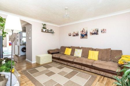 Cottesmore Green 3 bedroom link detached house to rent - Photo 4