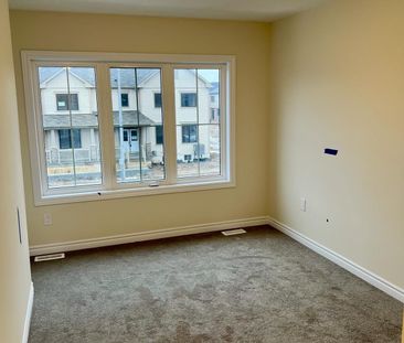 Townhouse For Lease | X8124300 - Photo 4