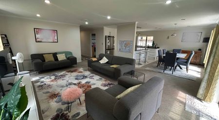 Spacious 4-Bedroom Family Home in Prime Ormiston Location - Photo 2