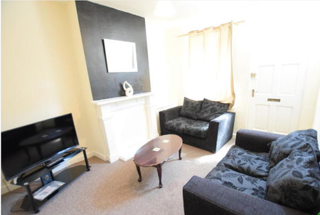 3 bedroom house to rent Cross Street, Lincoln, Lincolnshire, LN5 - Photo 2