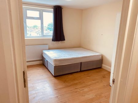 1 Bed Flat, Ilford Lane, IG1 - Photo 3
