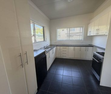 Spacious Home Freshly Renovated - Photo 6