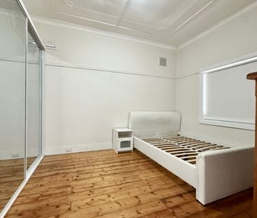 Recently Renovated Spacious Family Home in Prime Lidcombe Location! - Photo 2