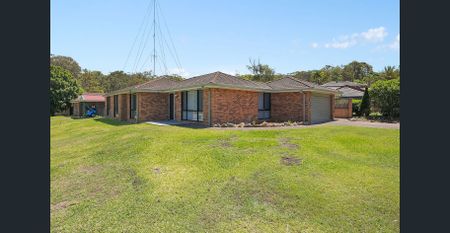 Perfectly positioned corner-block home in Eleebana with 3 beds, and spacious layout. Walk to schools, cafés, lake & more. Don't miss out! - Photo 4