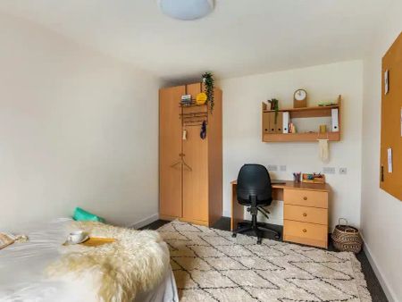 Classic Room - 4 Bed Shared House - Photo 4