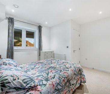 2 Bed Flat, Acton, W3 - Photo 5