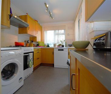 3 bedroom flat to rent - Photo 2