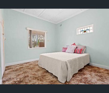 CHARMING TWO BEDROOM HOME! - Photo 3