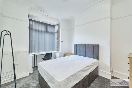 1 bedroom in a house share to rent - Photo 2