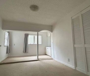 Freshly Renovated Modern 2-Bedroom Unit in Opaheke - Photo 2