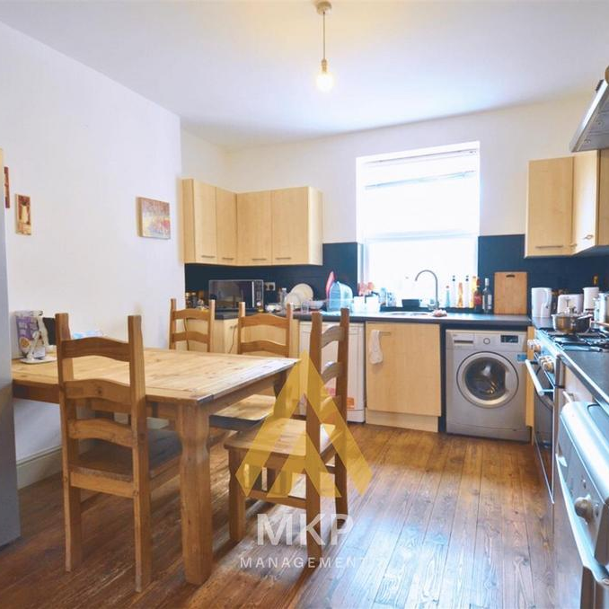 4 bedroom semi-detached house to rent - Photo 2