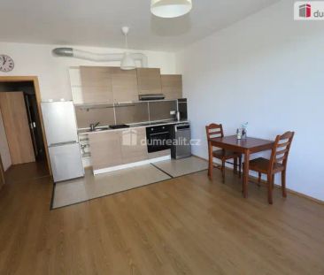 Krásný slunný vybavený byt 1+kk s terasou a s parkovacím stáním v Č... - Fotografie 1