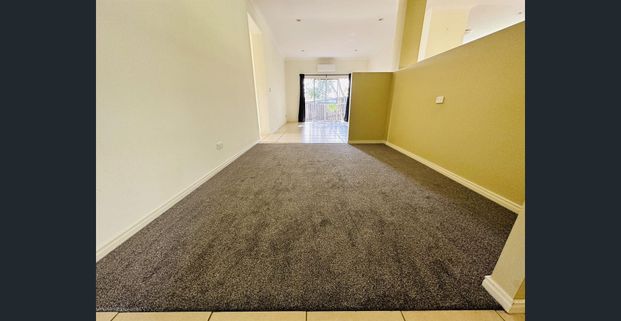 4 BED FAMILY HOME IN COOMERA WATERS! NEW CARPET AND 3 AIRCON! - Photo 1