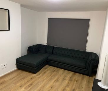Room in a Shared House, Purley Way, CR0 - Photo 2