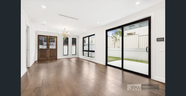 Luxury Town House in Glen Waverley Secondary College School Zone - Photo 1