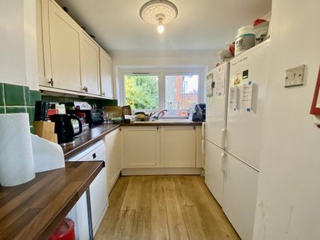 1 bedroom in a house share to rent - Photo 3