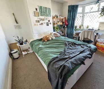 4 Bed Semi-Detached House, Hove Drive, M14 - Photo 1