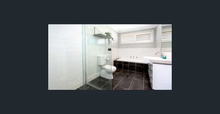 Beautiful Family Home with a separate Media - Photo 2