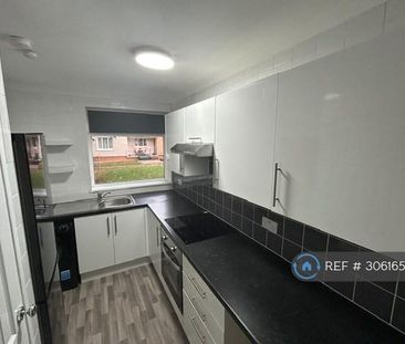 3 bedroom flat to rent - Photo 6