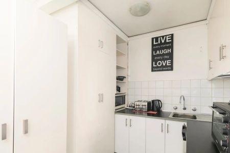 Sunlit Studio Apartment in the Heart of St Kilda - Furnished - Photo 5