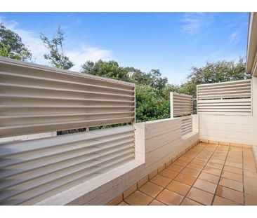 Bright and Airy Three Bedroom Townhouse - Photo 6