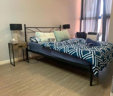 MODERN CITY ONE-BEDROOM WITH CAR SPACE - Photo 3