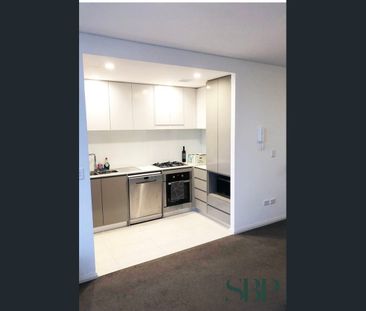 Stunning Large 1 Bedroom Apartment - Photo 5