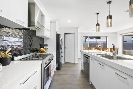 LUXURIOUS FAMILY HOME - Photo 5