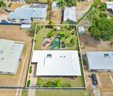 SPACIOUS FAMILY HOME WITH A POOL! - Photo 1