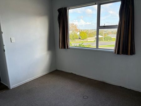 5 Bedroom House - Convenient Location - Photo 4