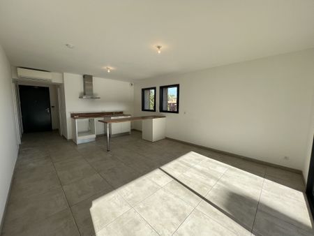 Location Appartement 2 pièces 50m² HYERES 83400 - Photo 5