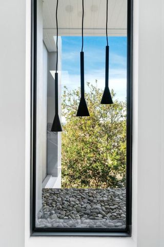 Ultra Luxurious Executive Living In Coastal Location - Photo 5