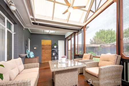 Stunning 3 Bedroom Home - Photo 3