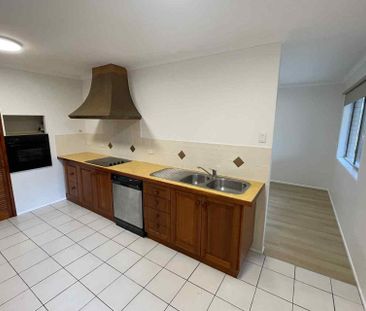 Perfect Location - beautifully renovated home. Family dream - Photo 3