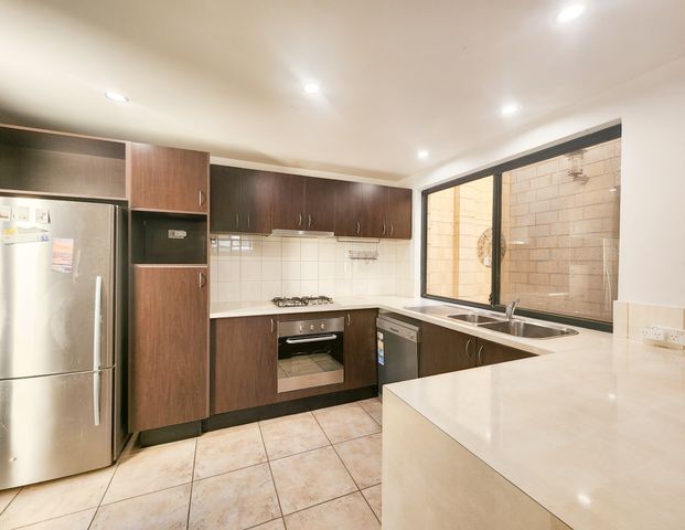 MUST SEE, SPACIOUS 3x2x2 TOWNHOUSE IN A GREAT LOCATION! - Photo 1