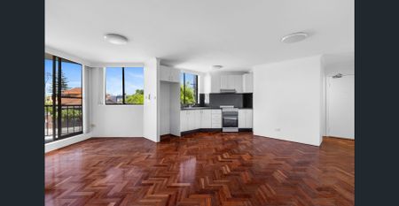 Bright & Beachside 2-Bedroom Apartment with Lock-Up Garage - Photo 2