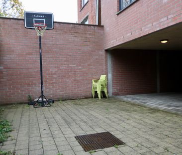 Appartement met 2 slaapkamers en autostaanplaats. - Photo 2