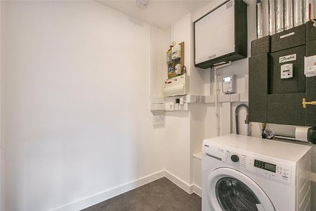 1 bedroom in London - Photo 2