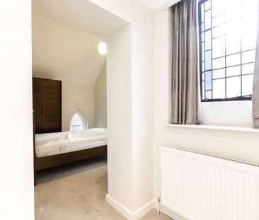 A large one bedroom church conversion in a fabulous Islington locat... - Photo 4