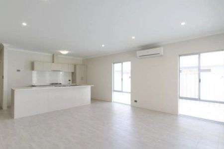 SPACIOUS FAMILY HOME - Photo 4