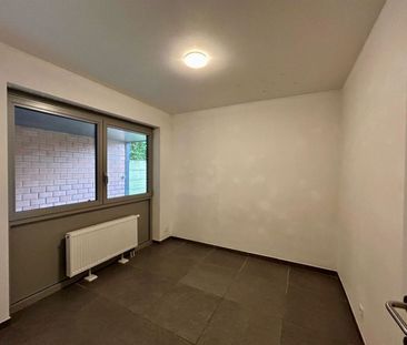 Gelijkvloers appartement met drie slaapkamers, tuin en garage - Foto 2