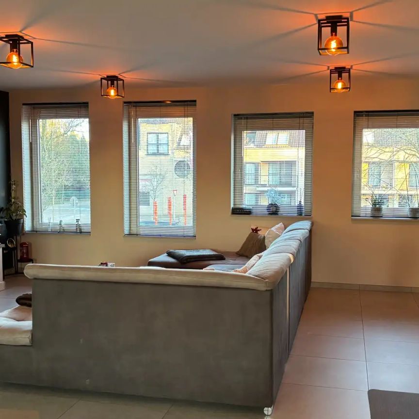 Ruim appartement met terras en garagebox - Photo 1