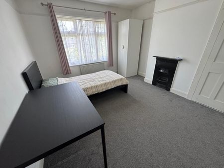 Room in a Shared House, Burgess Road, SO16 - Photo 4