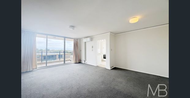 FRESHLY PAINTED TOP-FLOOR APARTMENT WITH CITY GLIMPSES - Photo 1