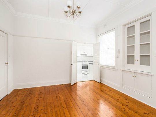 BEAUTIFULLY PRESENTED SPACIOUS GROUND FLOOR APARTMENT - Photo 1