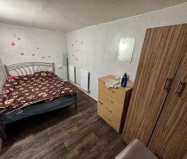 Room in a Shared House, Stevenage Road, E6 - Photo 2