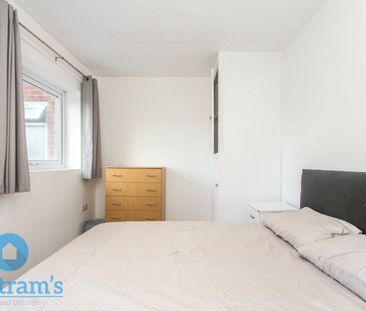 3 bed Flat for Rent - Photo 4