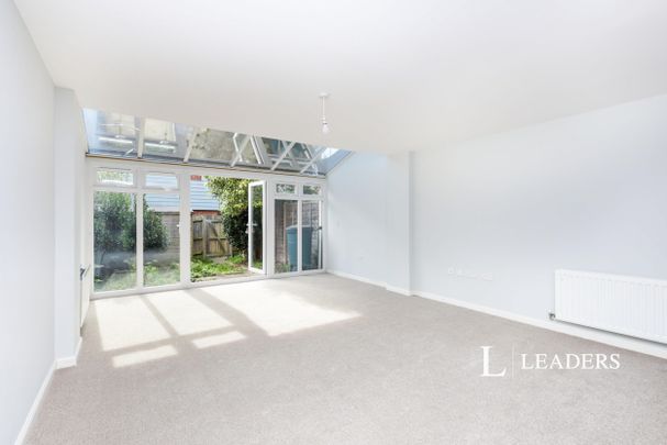 4 bedroom town house to rent Weavers Close - Photo 1